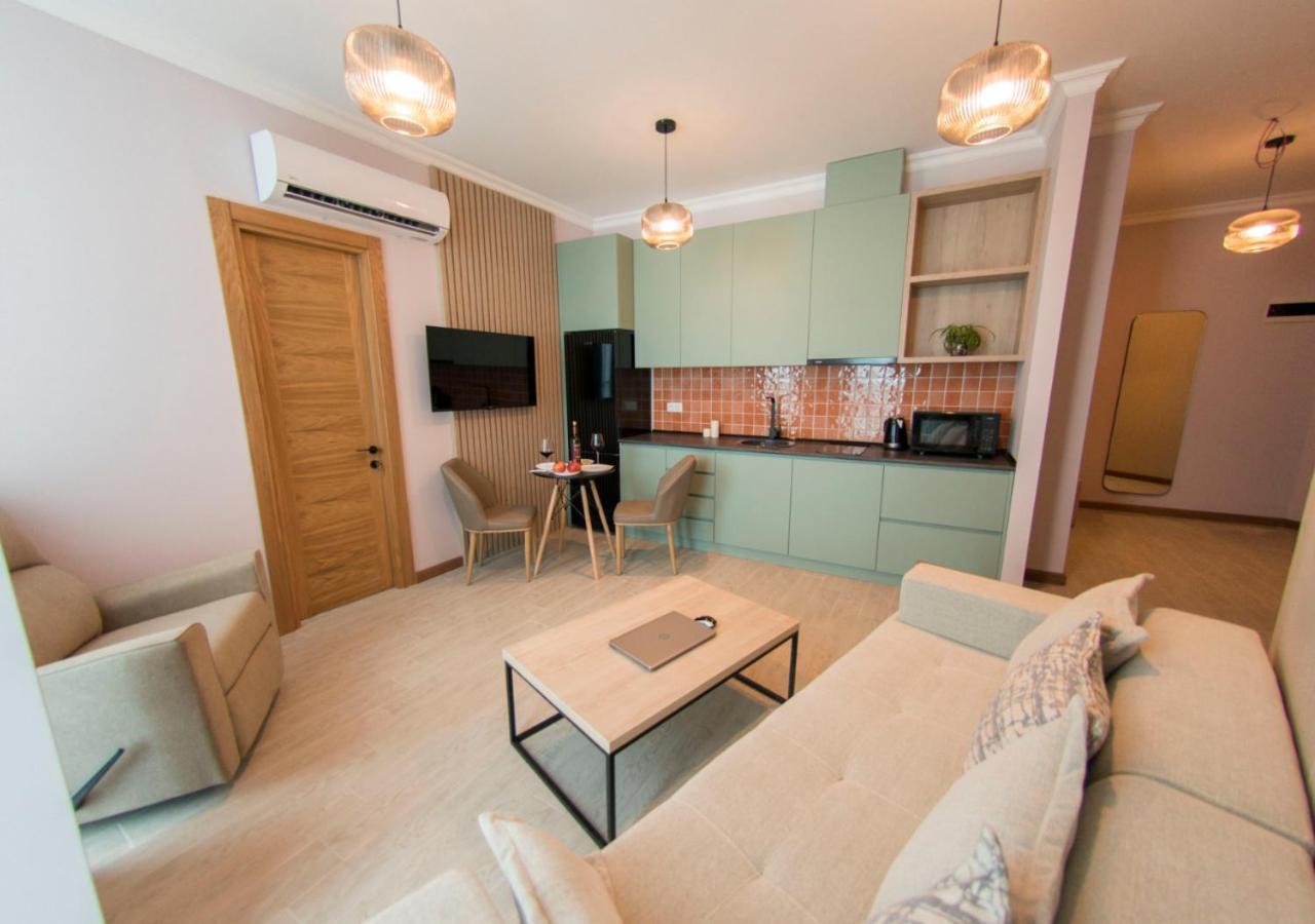 Season Suite Apart-Hotel Батуми Экстерьер фото