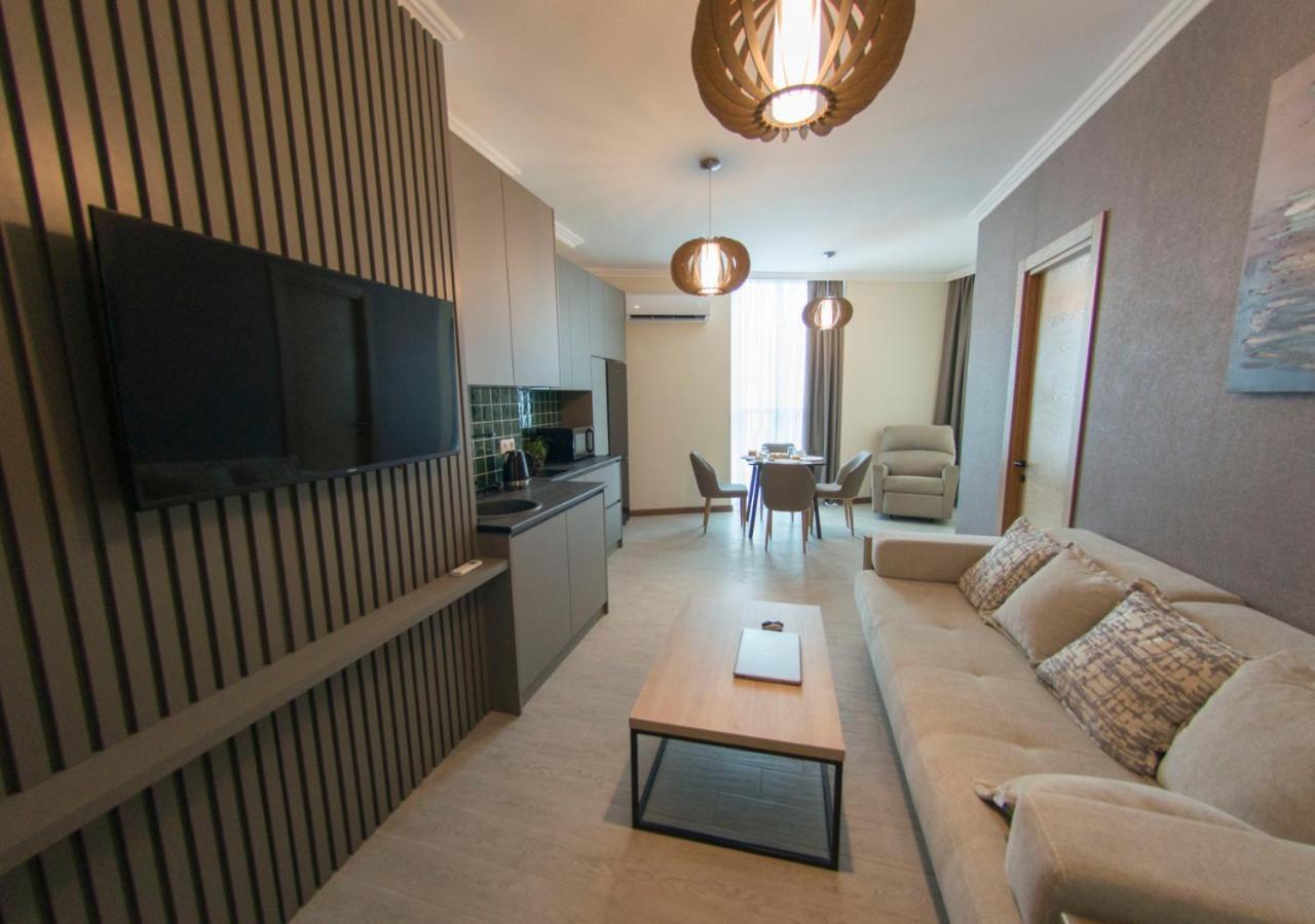 Season Suite Apart-Hotel Батуми Экстерьер фото