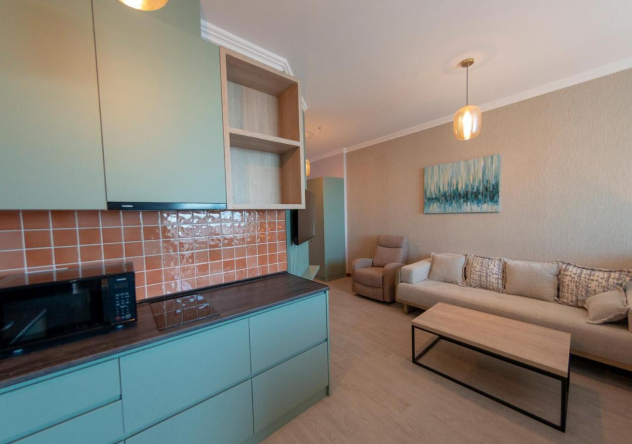 Season Suite Apart-Hotel Батуми Экстерьер фото