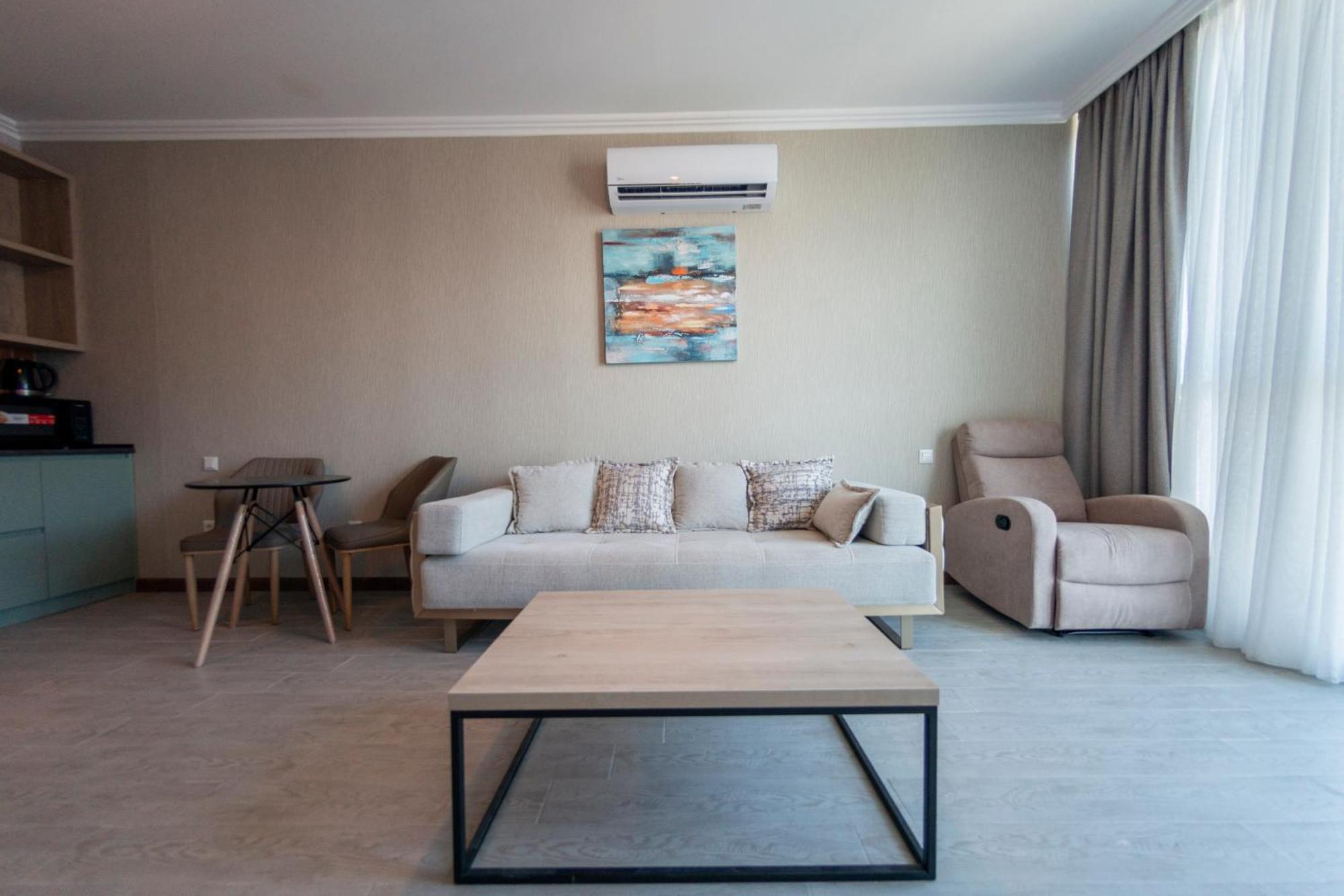 Season Suite Apart-Hotel Батуми Экстерьер фото