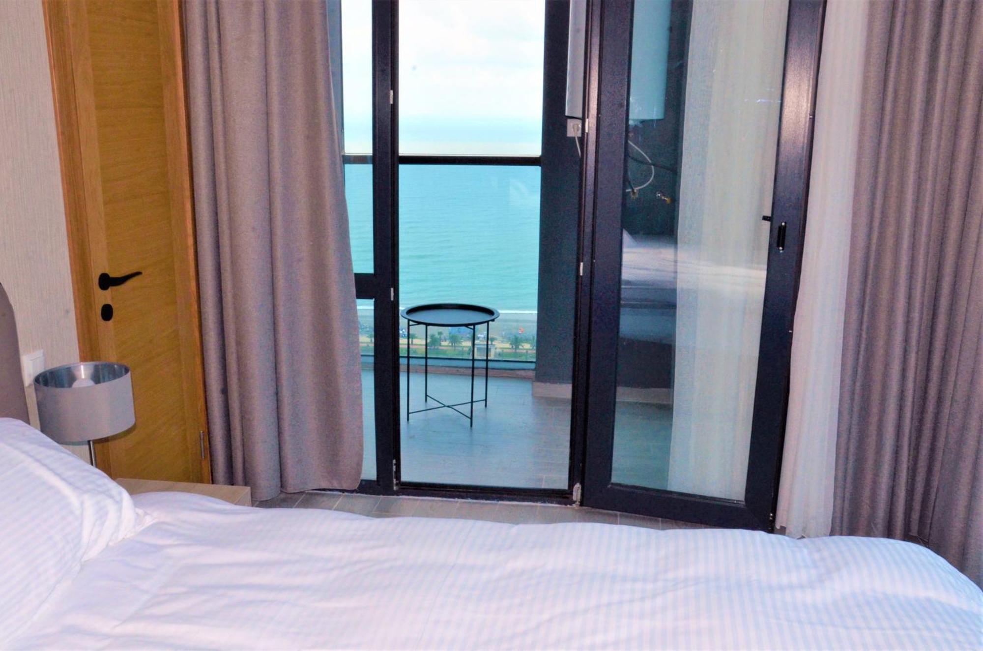 Season Suite Apart-Hotel Батуми Экстерьер фото