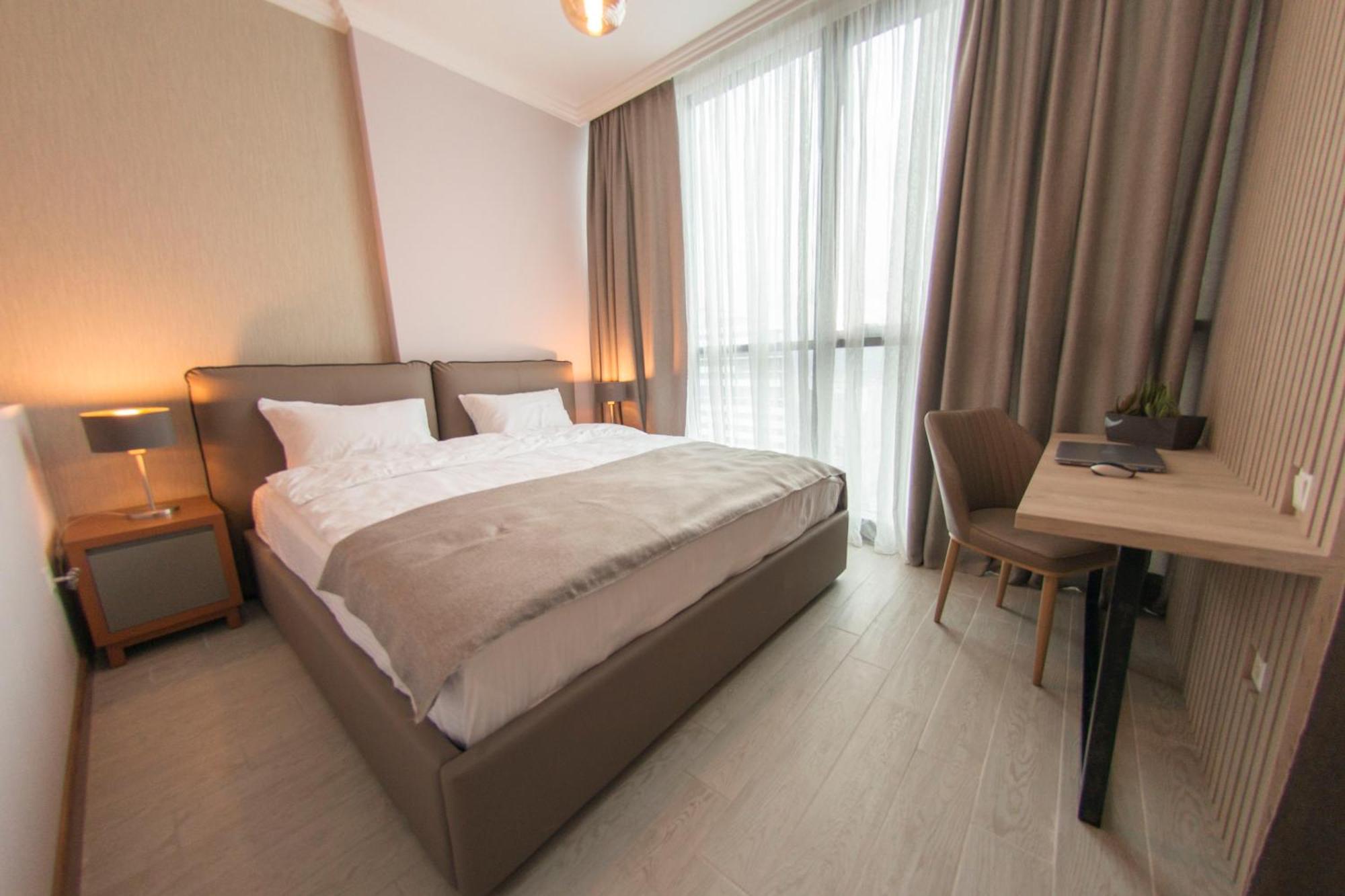 Season Suite Apart-Hotel Батуми Экстерьер фото