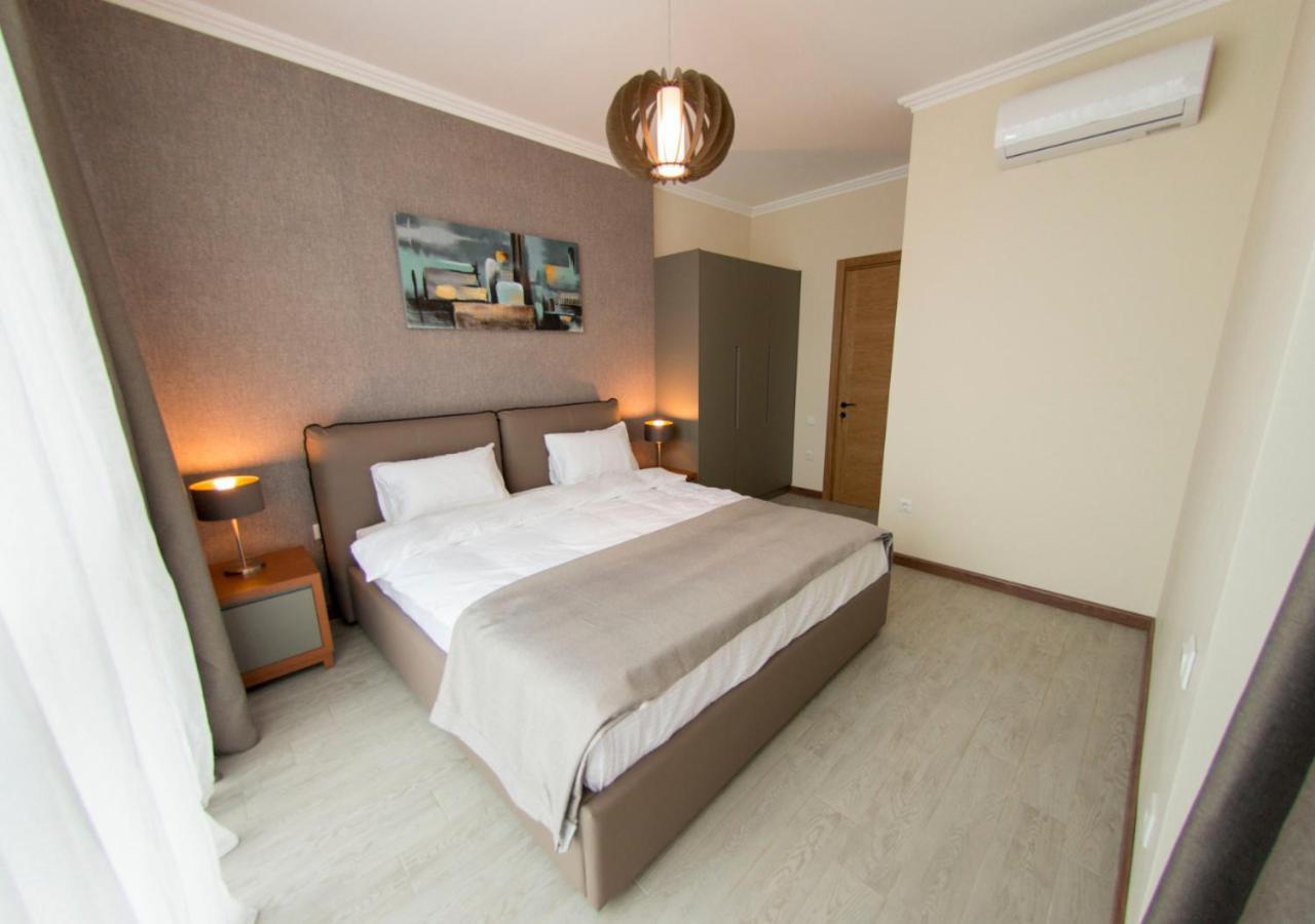 Season Suite Apart-Hotel Батуми Экстерьер фото