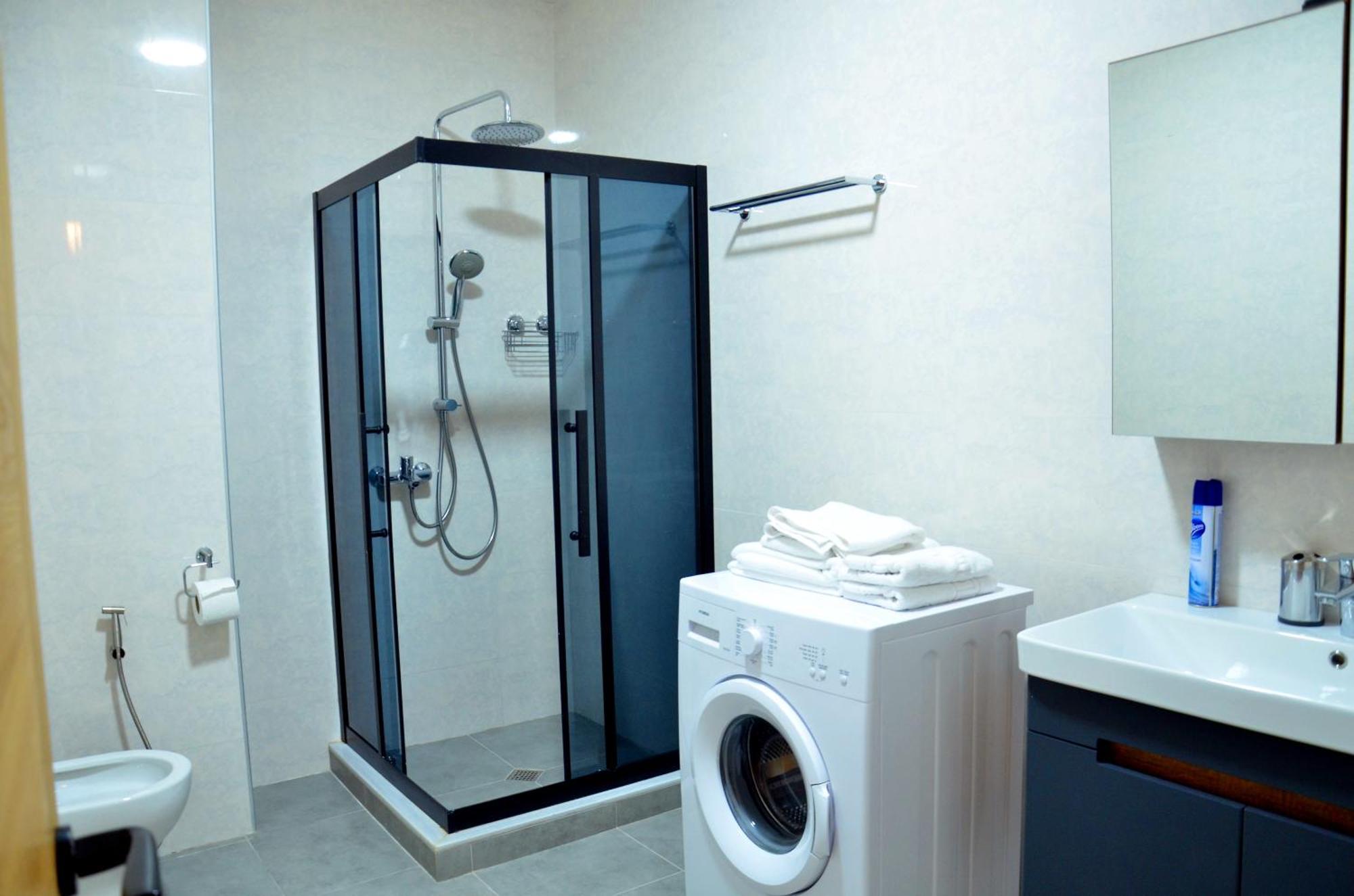 Season Suite Apart-Hotel Батуми Экстерьер фото